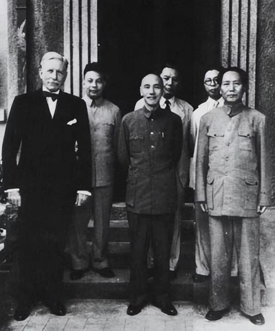 1949年确定新中国名字时，张治中提议减掉2个字，毛主席为何赞同