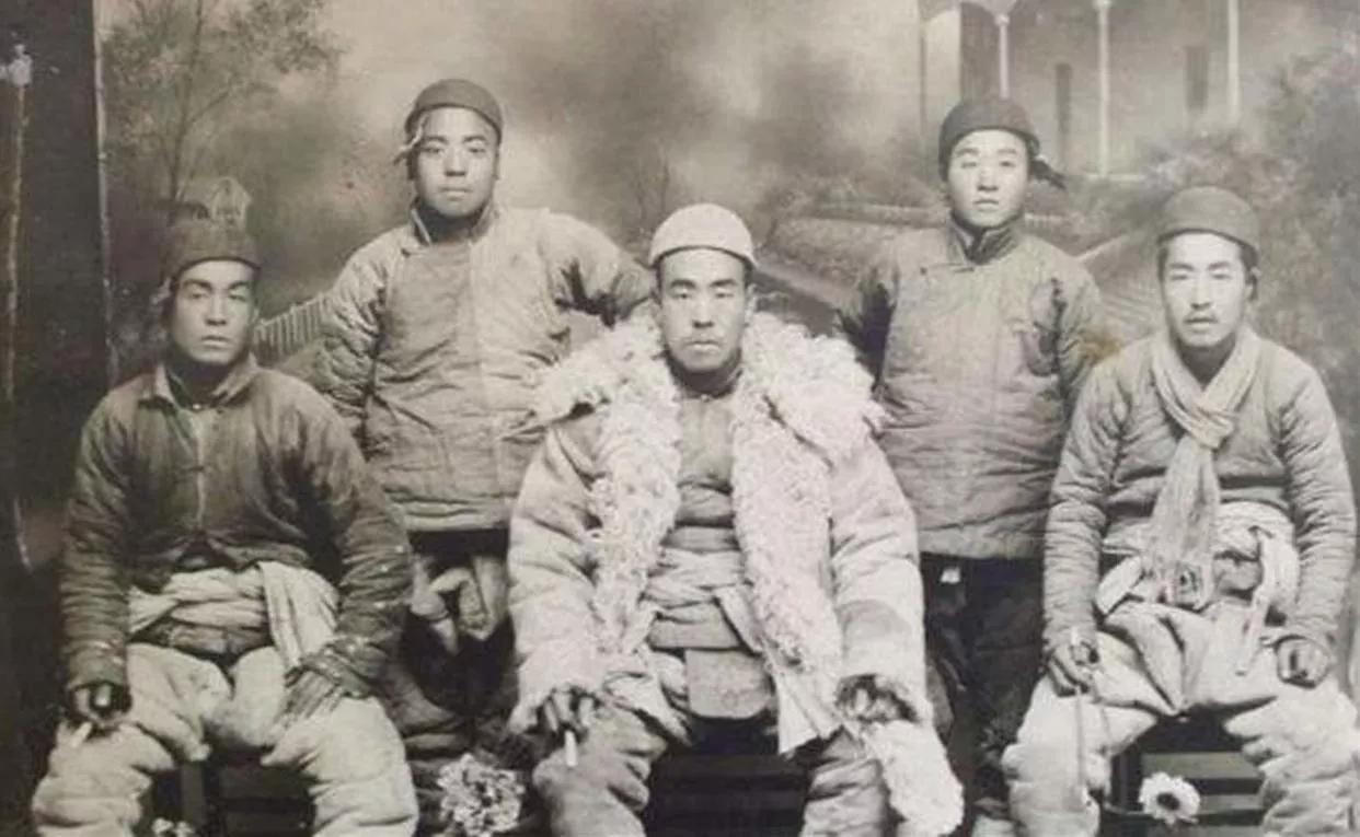 八岁乡下男孩遭遇可怕的一天，赶场路撞土匪，上街目睹杀人全过程