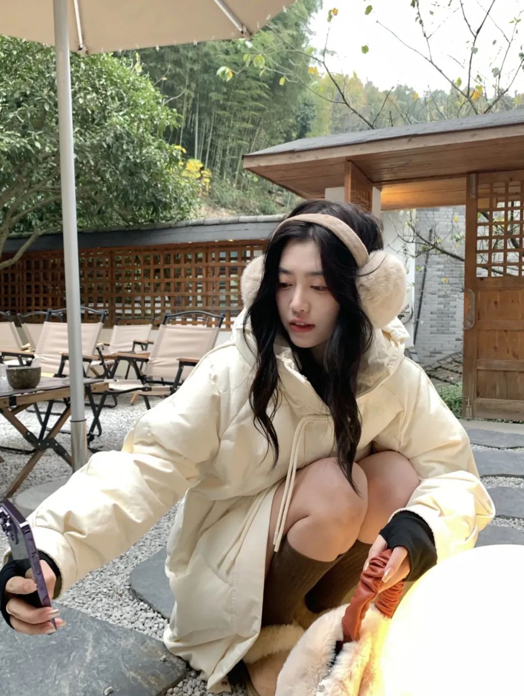 羽绒服卫衣裙搭配,今年流行穿搭羽绒服加什么靴子