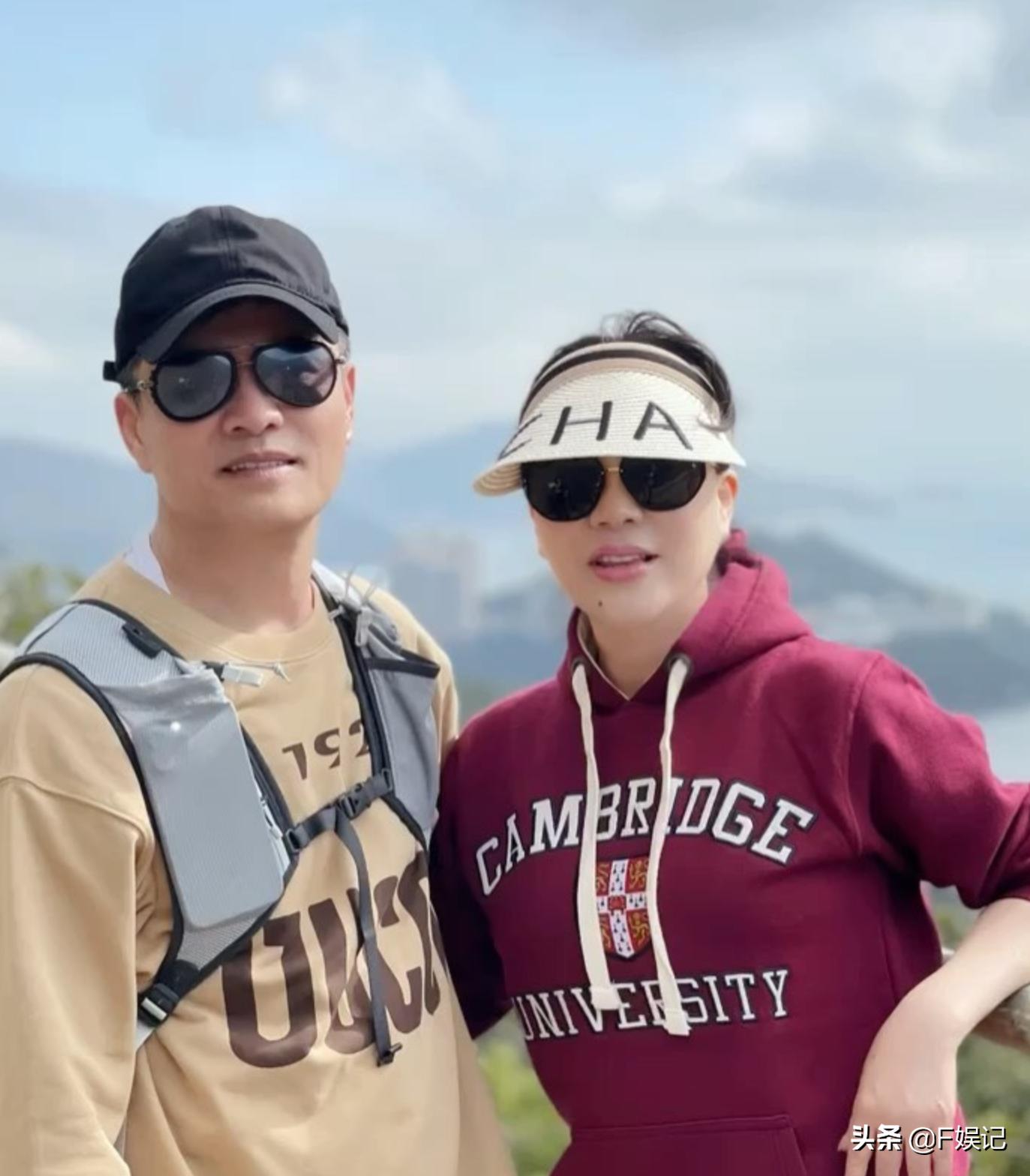 吕良伟和妻子在豪宅中秀恩爱,吕良伟老当益壮跟老婆海边秀恩爱