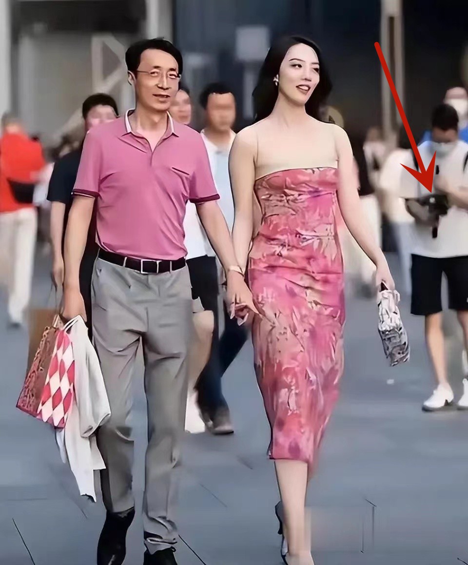 有人猜测胡总的竞争对手特意找摄影师抓拍并将照片上传到网上