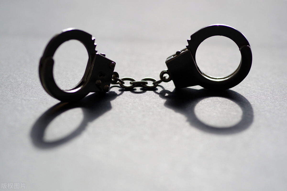 女子携带14瓶茅台,入境旅客托运82瓶茅台被海关查获