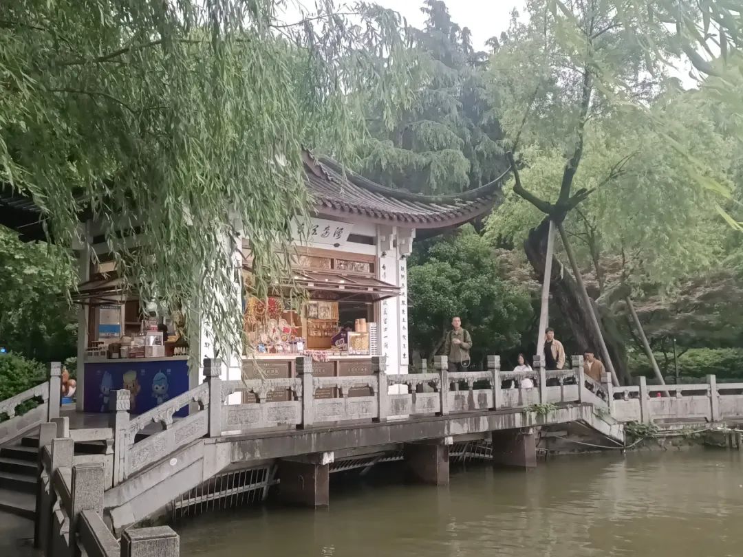 租金67元每平方商铺值多少钱每平,西湖边小店租金280万