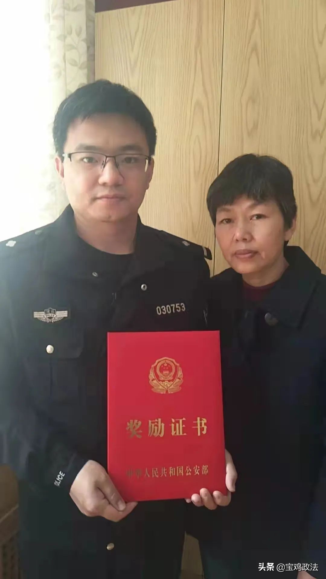 父亲去世后，他接过接力棒，沿着父亲的足迹迈入警营