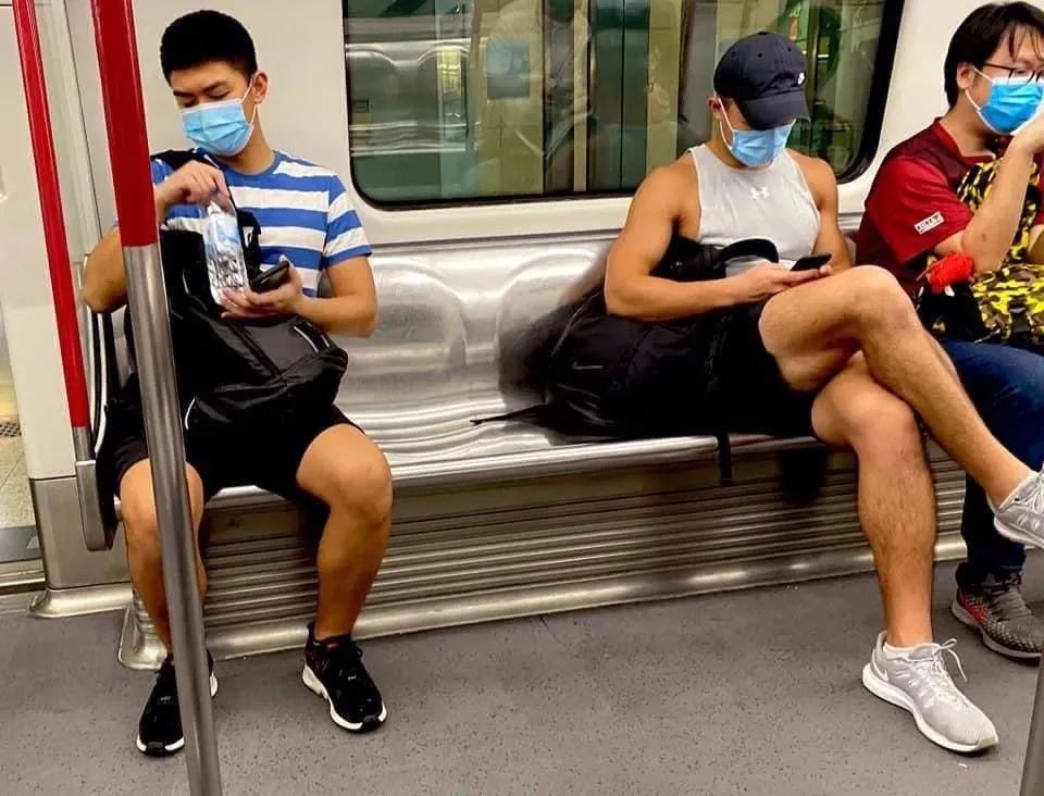 网友在路上拍到高中生,网友拍下地铁上一幕