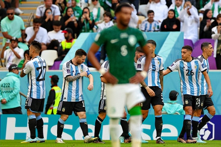 阿根廷队输球球迷砸电视,阿根廷输球后球迷集体哭泣