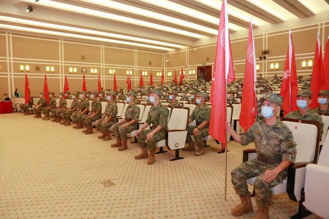 军训英姿飒爽的背后是汗水换来的,军训用汗水向青春致敬