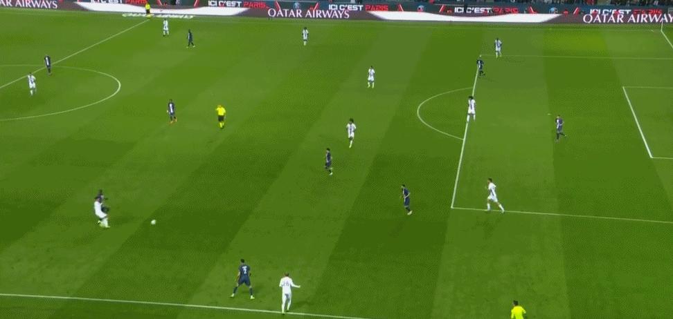 法甲梅西任意球绝杀巴黎4-3里尔,法甲首轮巴黎客战高喊梅西