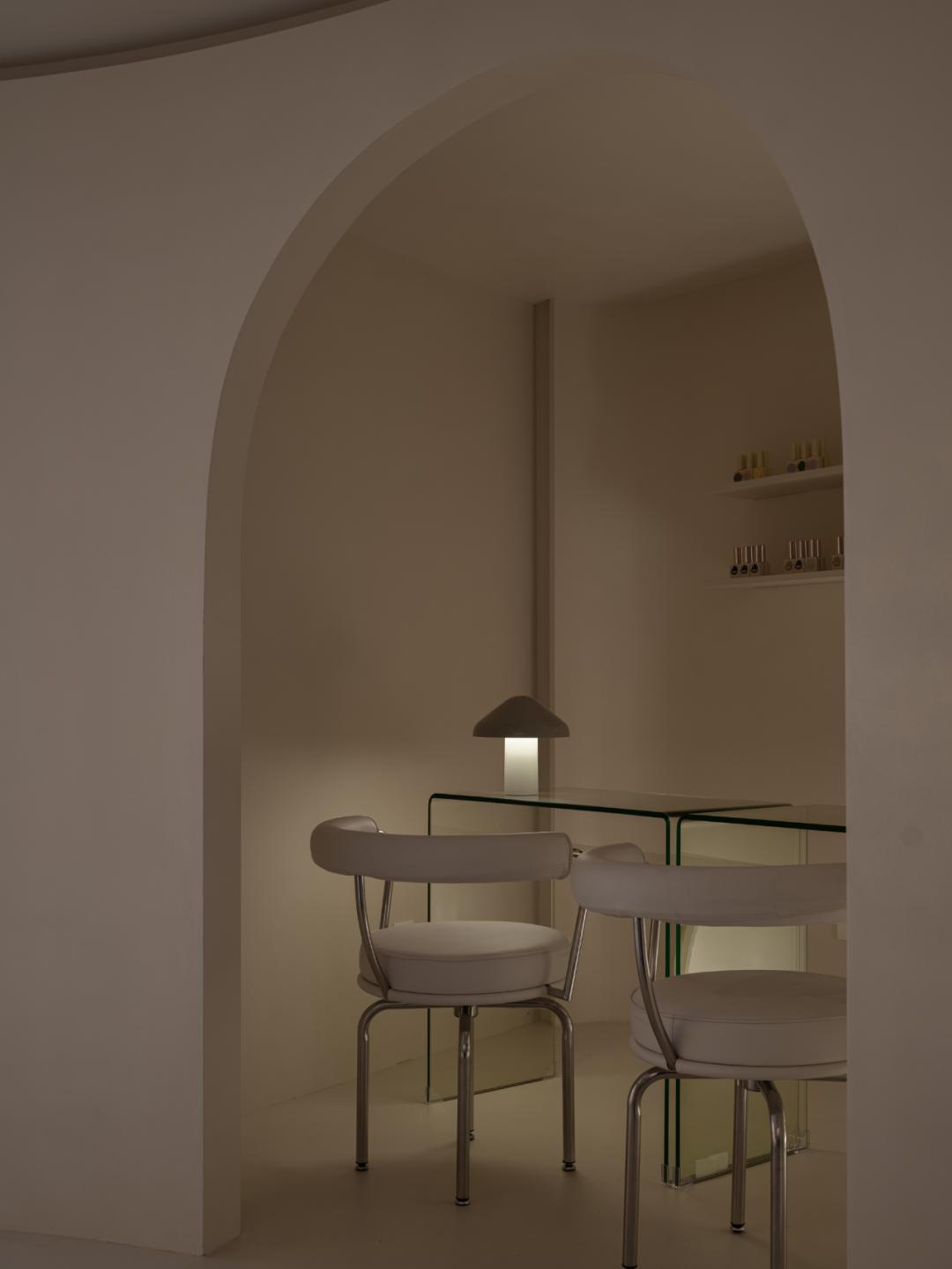 法式奶油风装修美容院,优雅净白空间设计