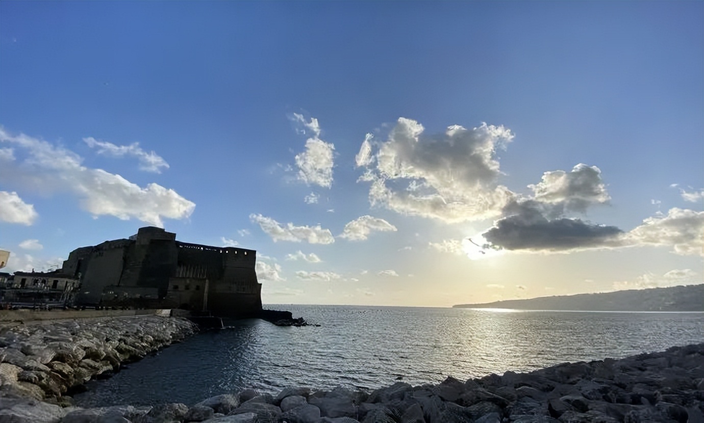 这座边陲小城才叫足球圣城99%人不知道的风景