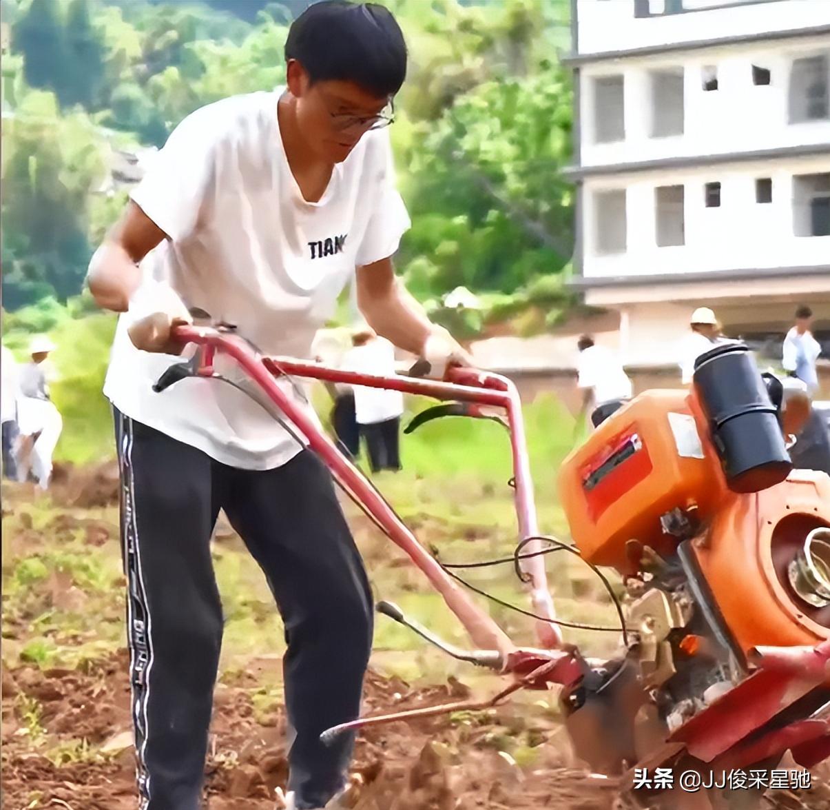 男生宣传母校被吐槽招生简章,学生卖力宣传母校是不是被吐槽