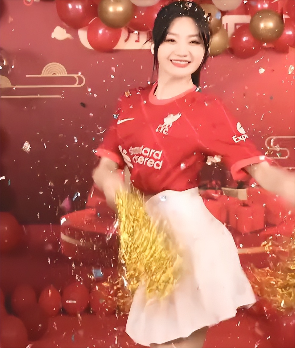 女网红唐小鱼穿着被吐槽,唐小鱼穿红色羽绒服打乒乓球