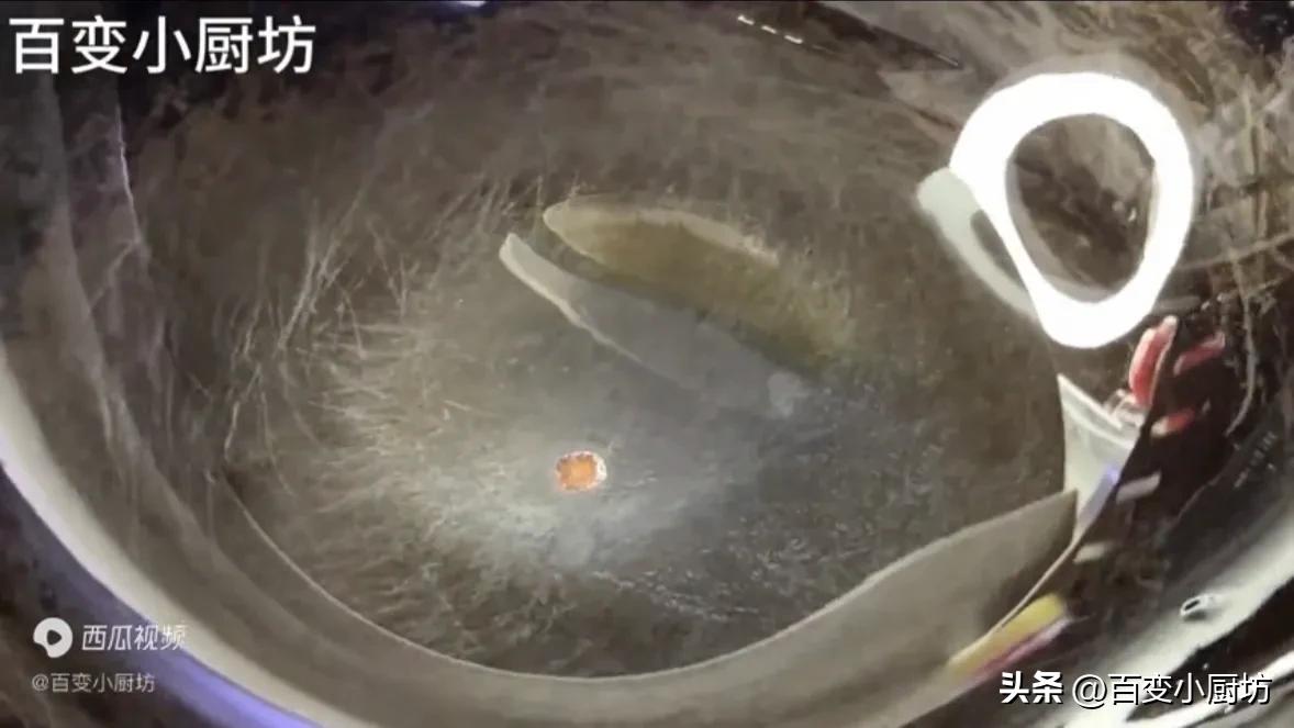 原来饭店里的荷包蛋是这样做出来的，难怪这么好看还不粘锅，厉害