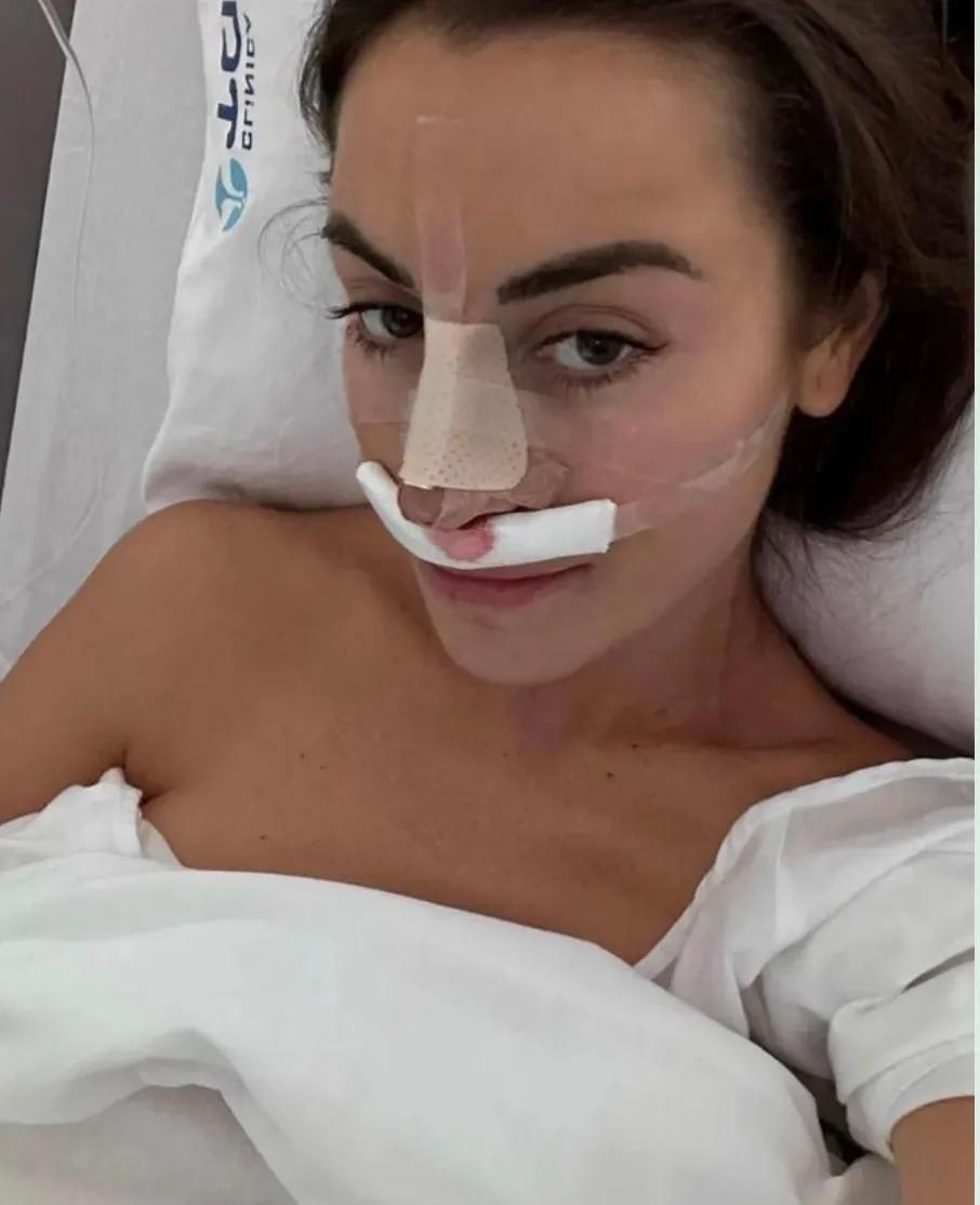 震惊！外国网红做手术切除膝盖软骨后，竟煮熟与男友一同食用