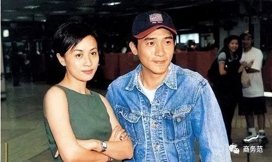 刘嘉玲与梁朝伟恩爱合照穿小香风,刘嘉玲梁朝伟红毯动图