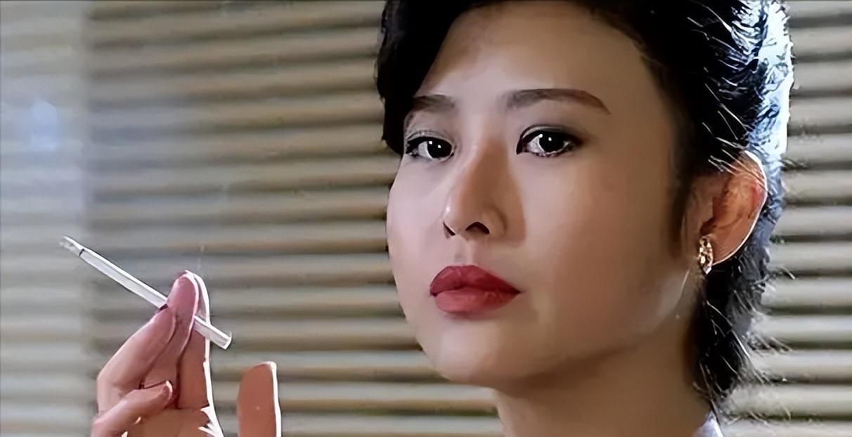 “性感女神”一脱成名，全裸出镜混成影后，玩够了嫁豪门生活幸福