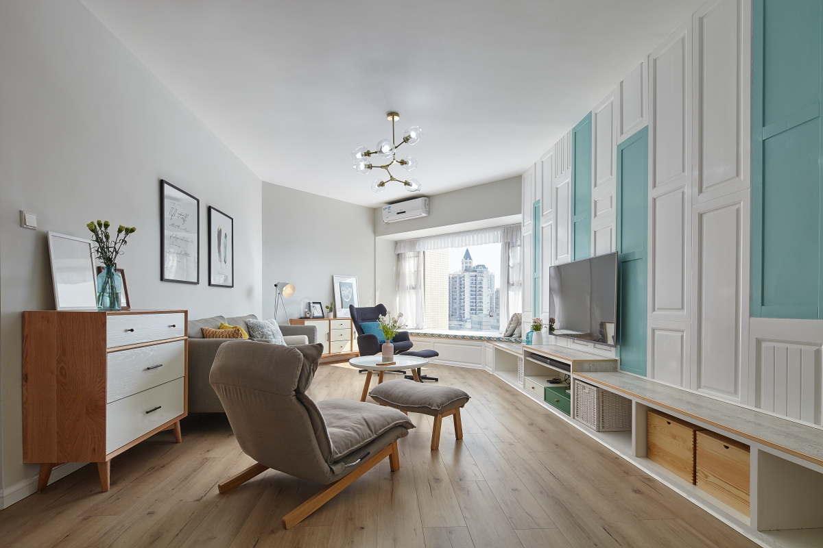 她家用木器漆打造出了独一无二的电视背景墙