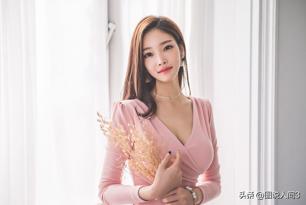 朴正允露肩连衣裙,朴正允黑色毛衣裙