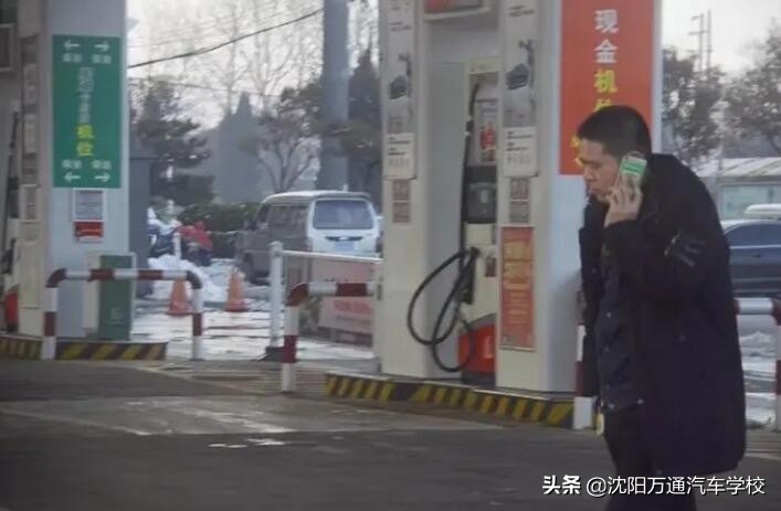 加油时要注意这4点问题别吃亏了,给汽车加油用什么好