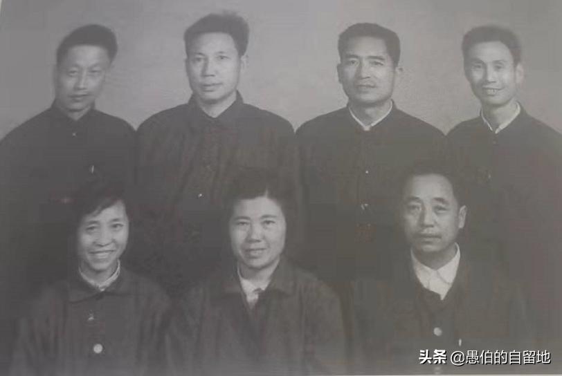 她目不识丁，17岁嫁给一个大学生，31岁守寡，最终却成人生赢家