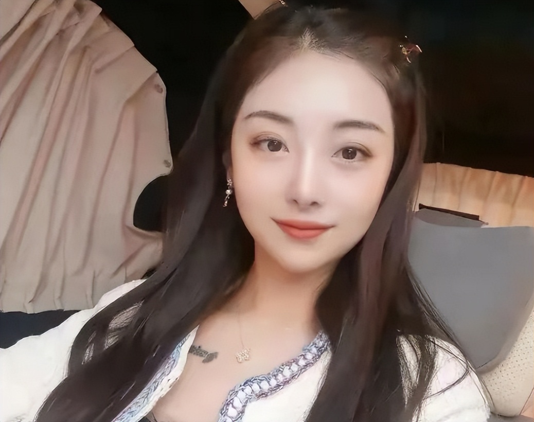 闺蜜花20万试管生混血宝宝视频,30岁女模特试管生下混血三胞胎