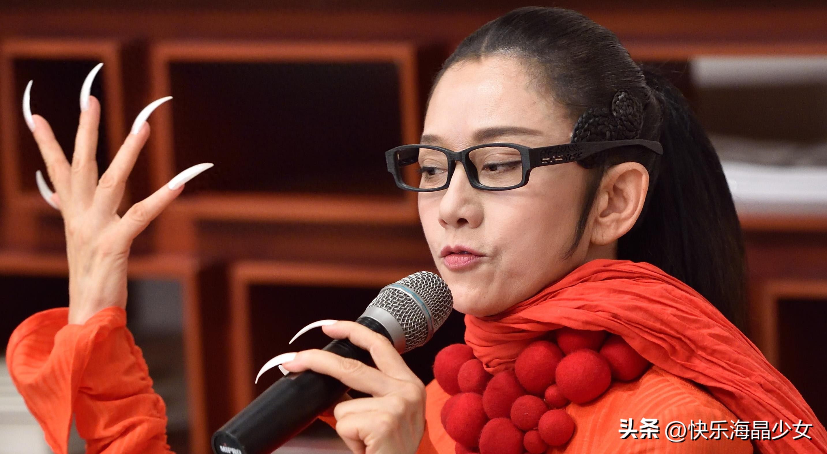 杨丽萍再次引发争议！新舞者舞者摸男舞者*处私**，场景曝光