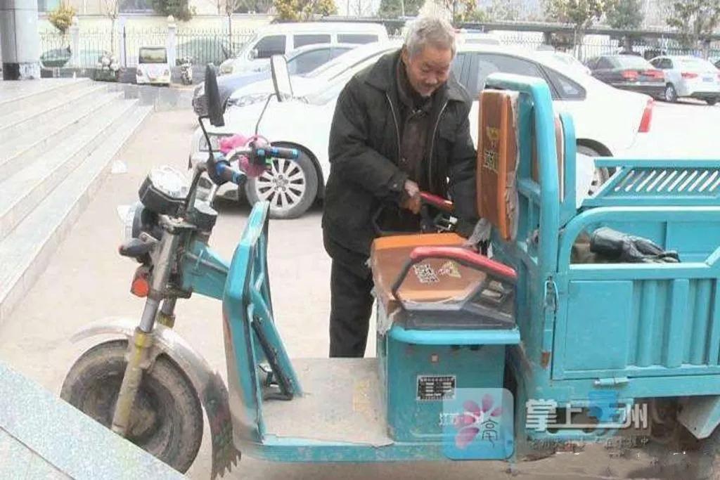 电动车新换的电池充满电不跳绿灯,电动车充满电加速掉二格电怎么了