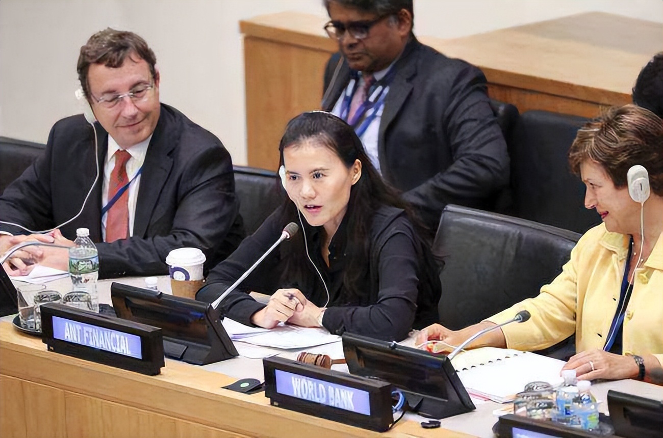 她曾是大学老师，却辞职跟随丈夫创业，最后成董事长，身家225亿