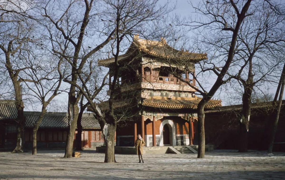 女子身着日本侵华军装露脸,日军女子拍照