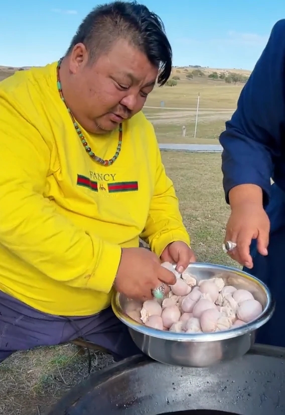 “羊亡爷”恩克:5个月内吃110只羊,从不吃青菜,面色乌青疵扩散