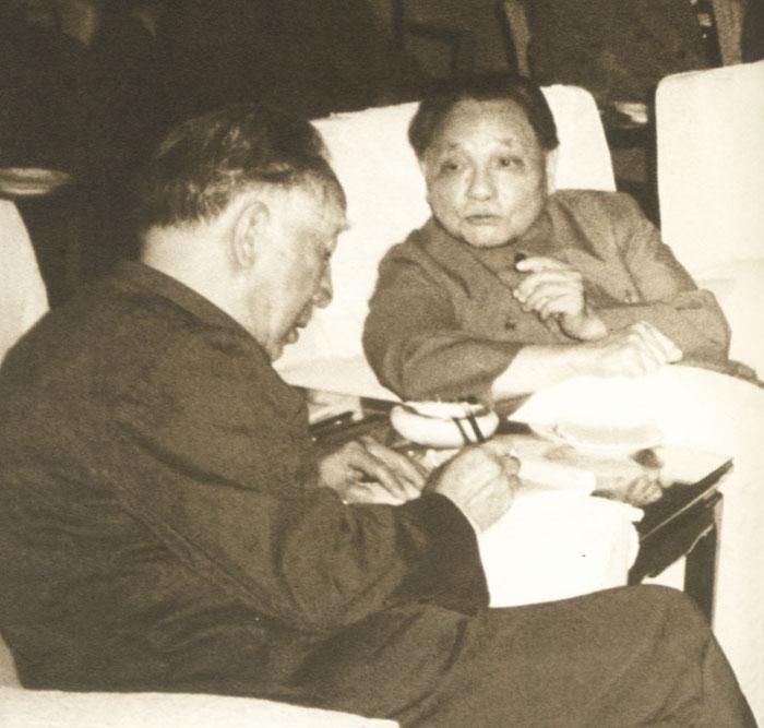 *小平邓**一生烟不离手，为买烟花光所有的钱，退休后仅用2个月戒烟