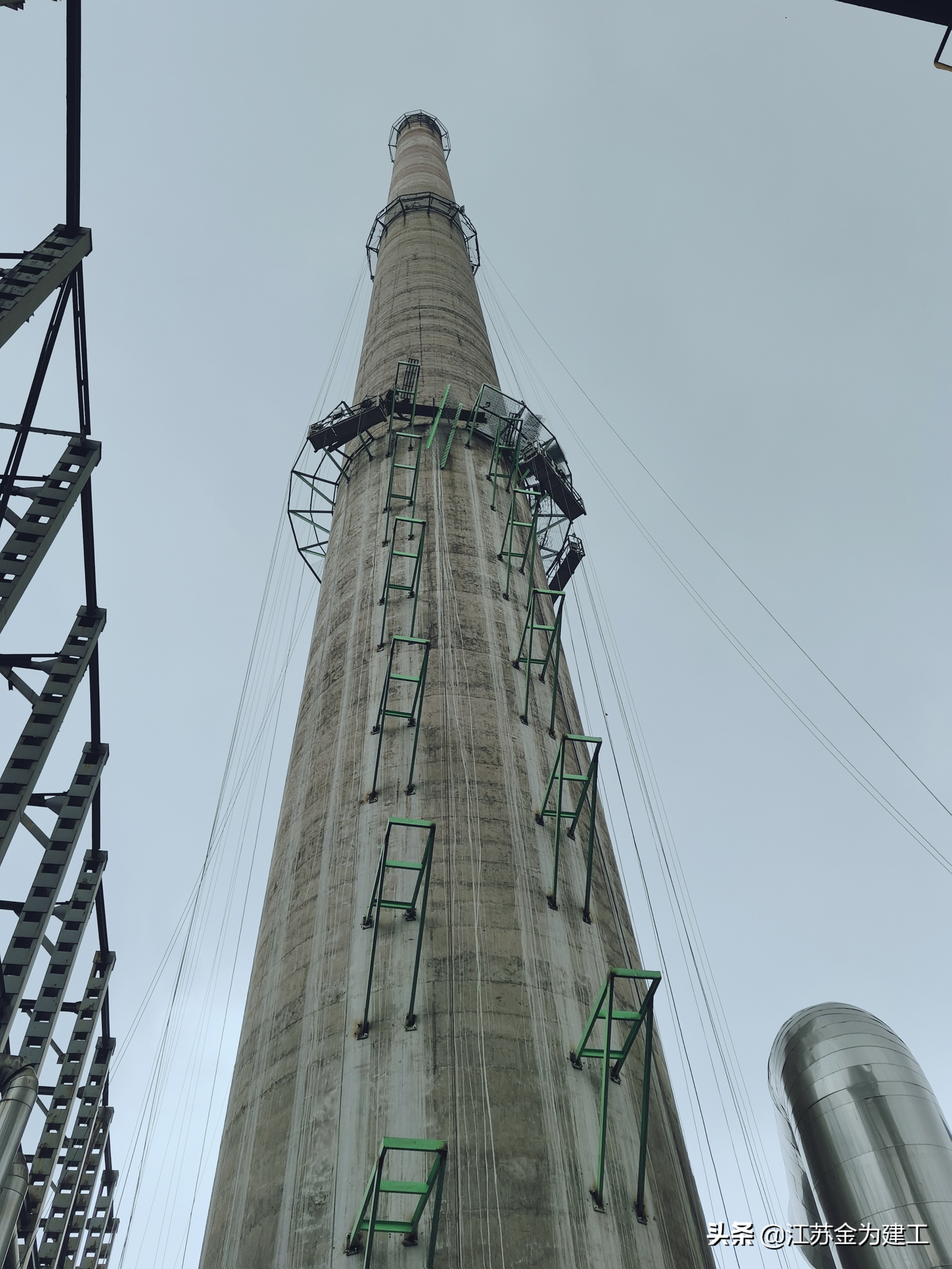 混凝土烟囱安装旋转梯与平台,专业混凝土烟囱安装转梯平台