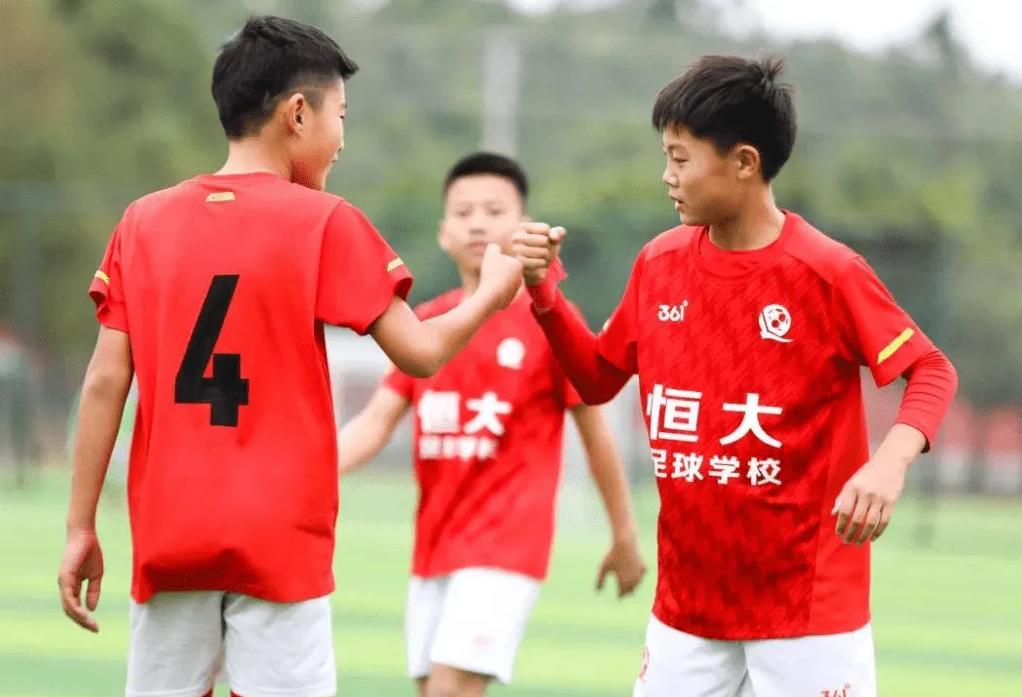 恒大足球学校夏令营,恒大足校2024夏令营