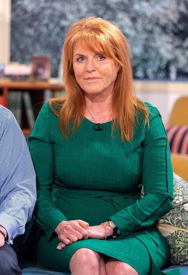 女王前儿媳：因沙滩艳照被逼离婚，利用王室敛财，手段比梅根高明