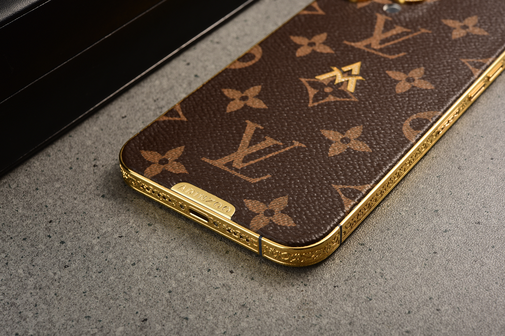 女神节快到了,给女神送一台LV定制的iPhone,如何?