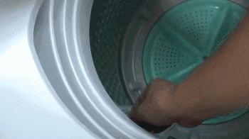 洗衣机洗衣服很多毛毛粘在衣服上,洗黑色衣服很多毛毛怎么处理