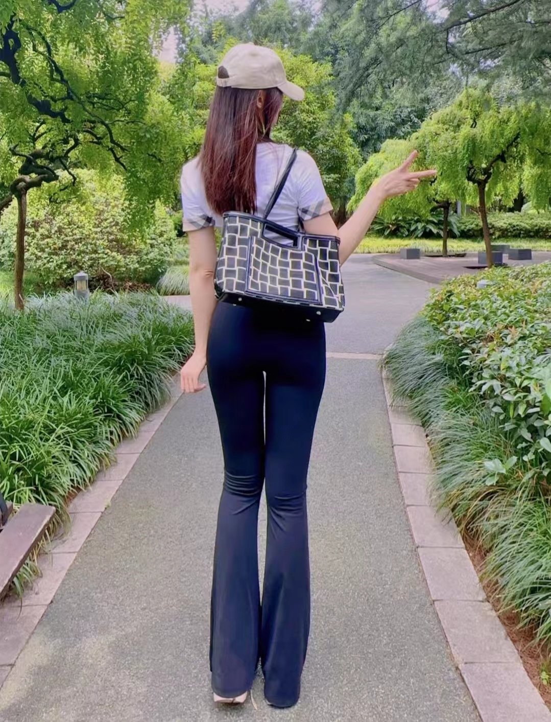 穿黑色裤子配什么色上衣,黑色宽腿裤子配什么上衣