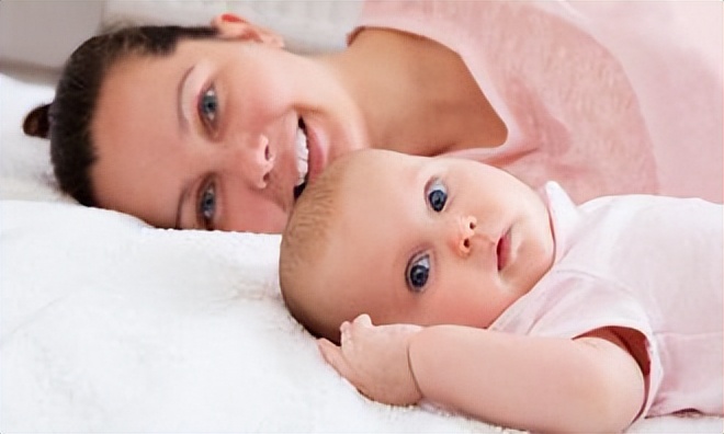 新生儿吃母乳时吐奶什么原因,新生儿吃母乳吐奶正常吗