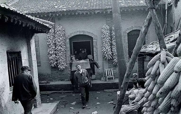 日军当着国军的面杀俘虏,日军侵华兽行