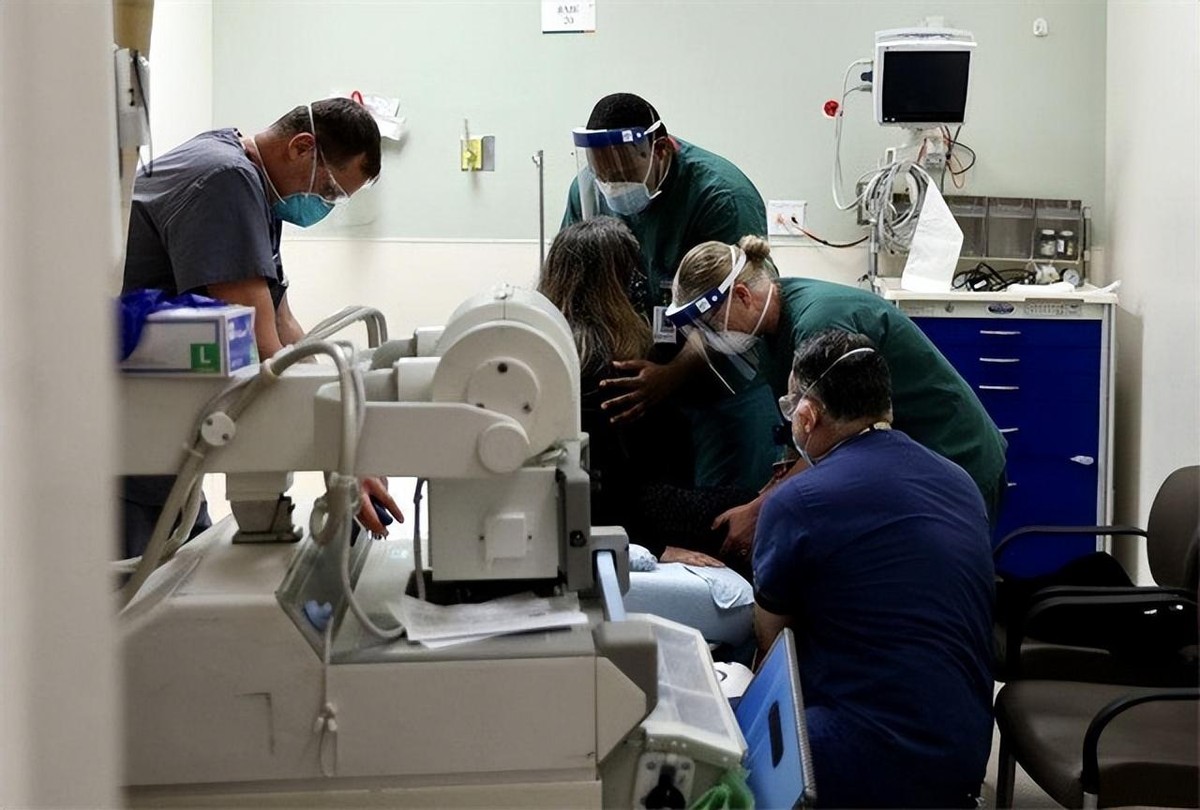 美国产妇生下双胞胎竟是异父同母,美国24岁的女子生下12个双胞胎