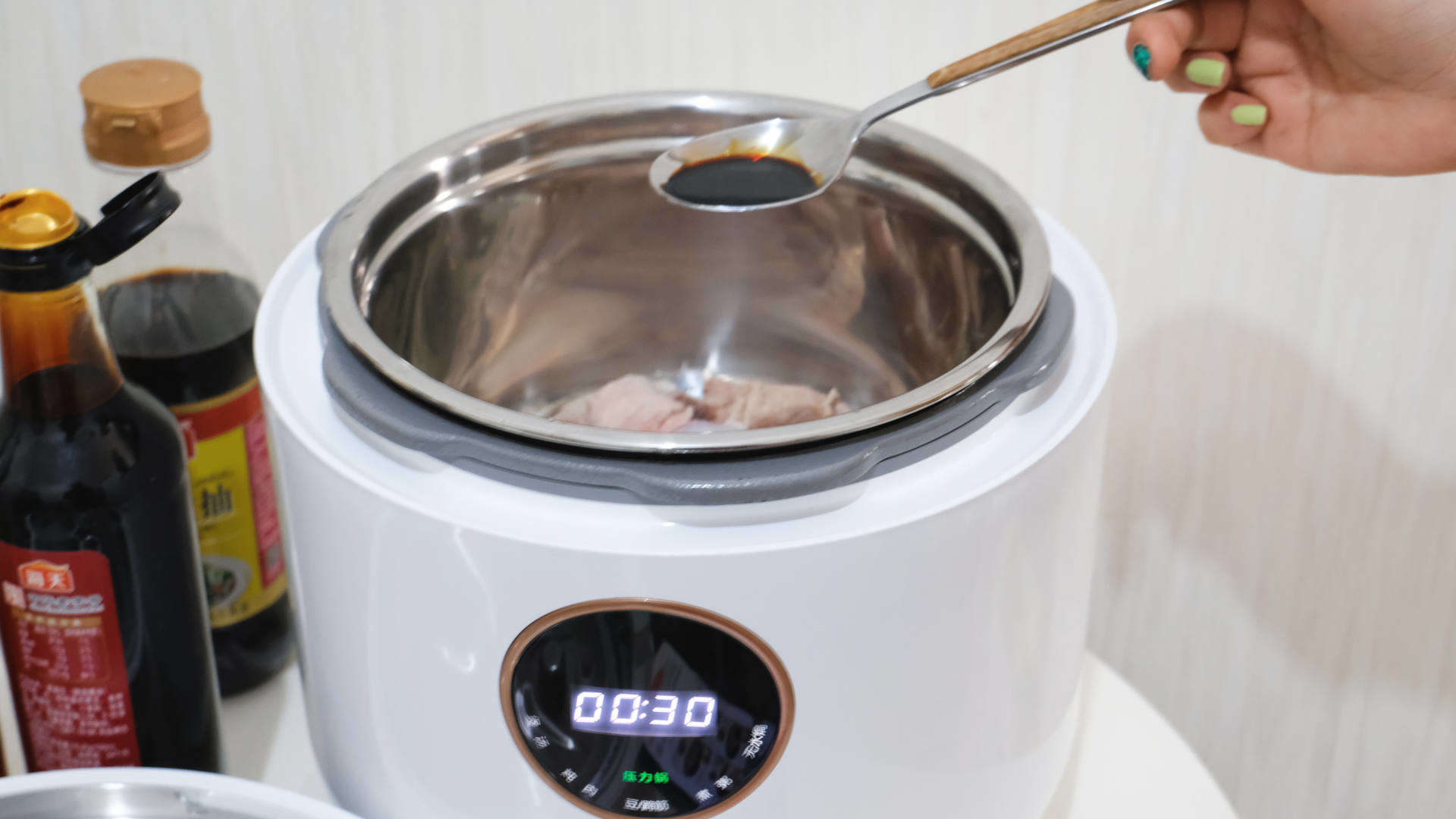 电压力锅和电饭煲有什么区别视频,电压力锅和电饭煲怎样选择