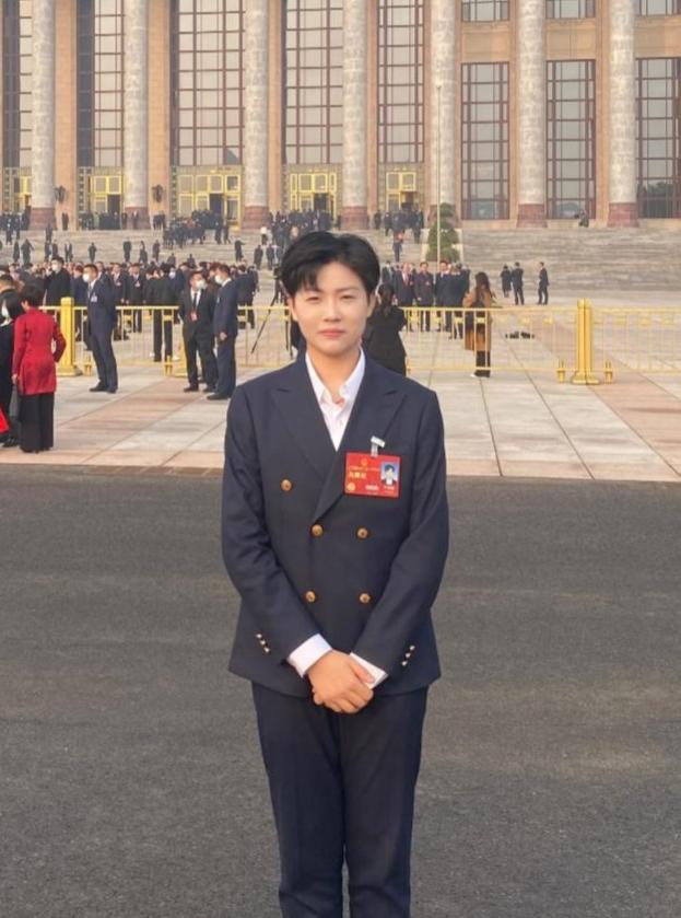 女子产假后返岗拒绝调岗被辞退,女员工产假期间被辞退怎么赔偿