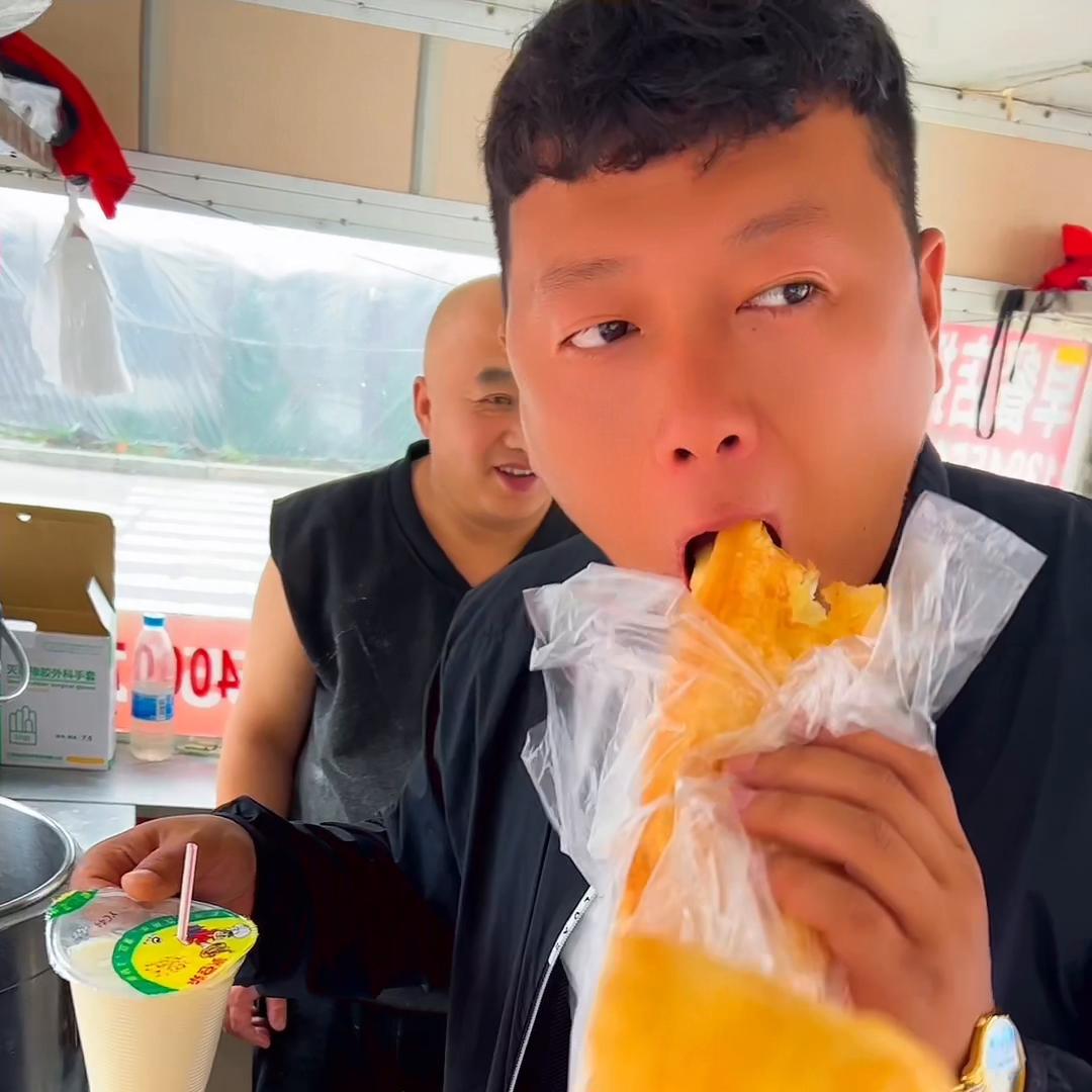 油条推荐，老教委家属楼下和第四小学路口小吃车，一早上吃...