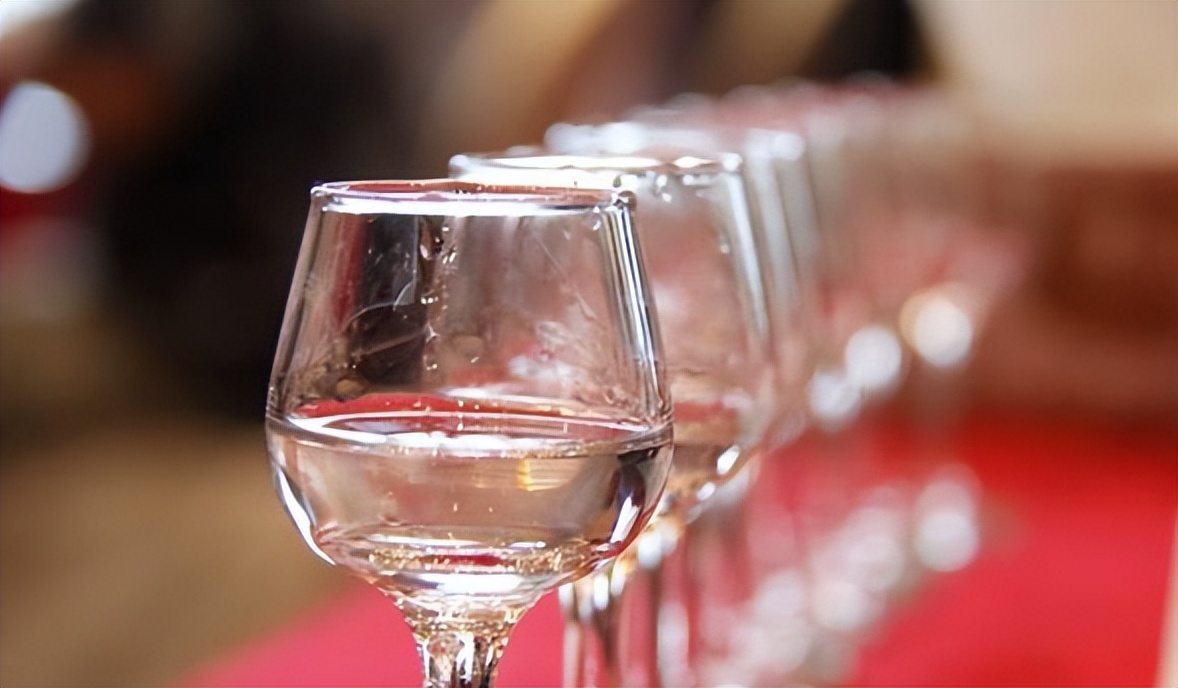 川酒好喝还是贵酒好喝,川酒和贵州酒哪个好一点