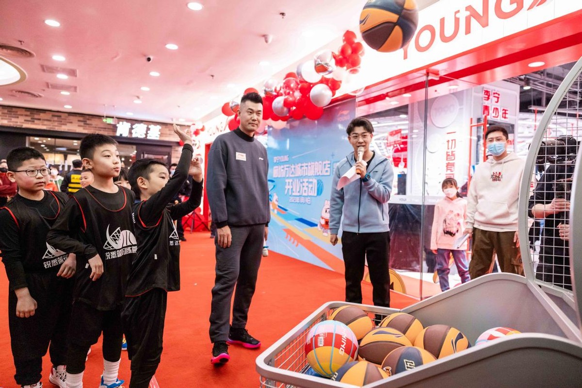 李宁夏季新品实体店,李宁young历史及logo的含义