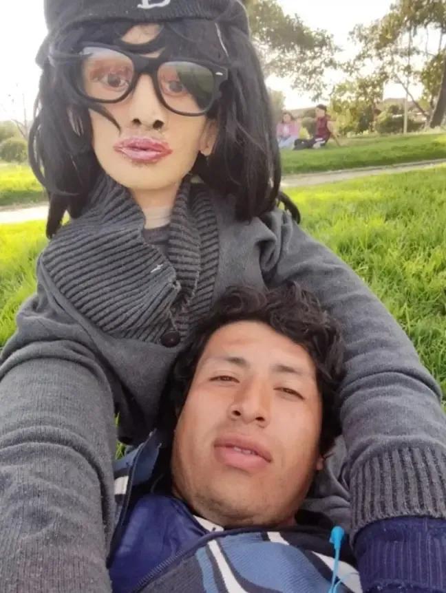 外国人跟布娃娃结婚是怎么回事,男子和布娃娃结婚生活视频