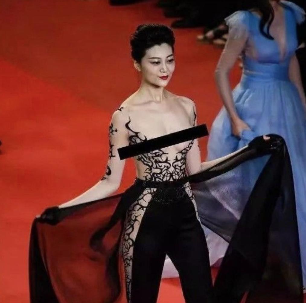黑丝、抱胸、裸身，娱乐圈没被扒出的“*裤底**”，全在时尚周暴露了
