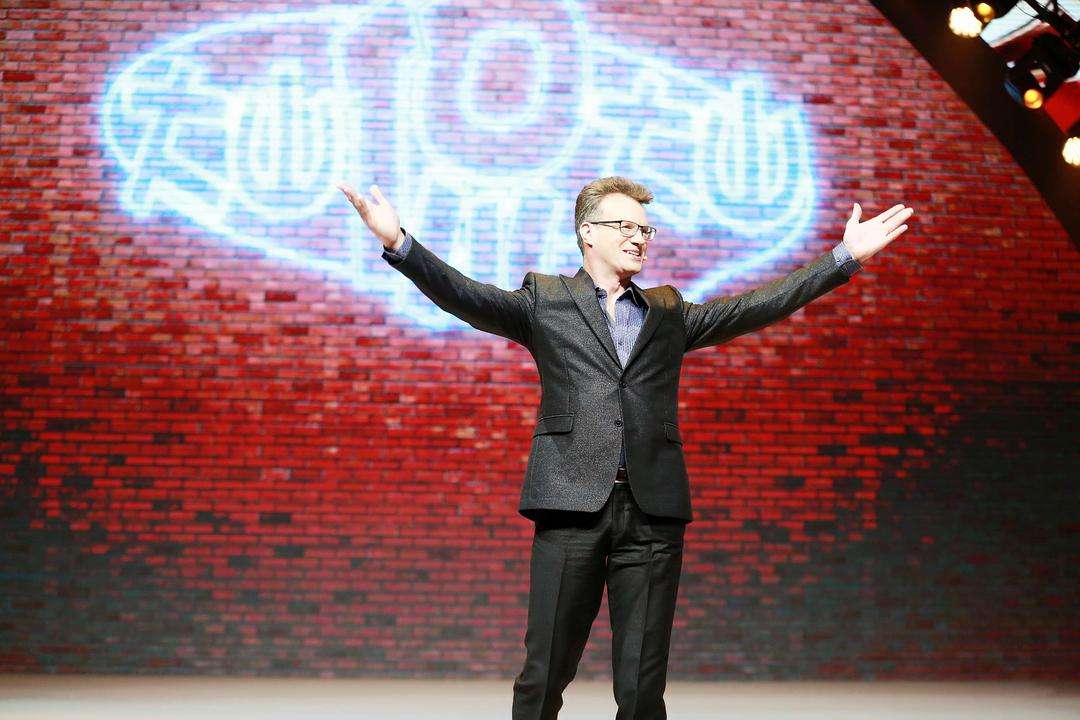 黄西脱口秀满屏的尴尬,黄西脱口秀开什么国际玩笑