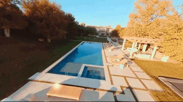 在她面前不值一提,在她面前任何东西都一文不值