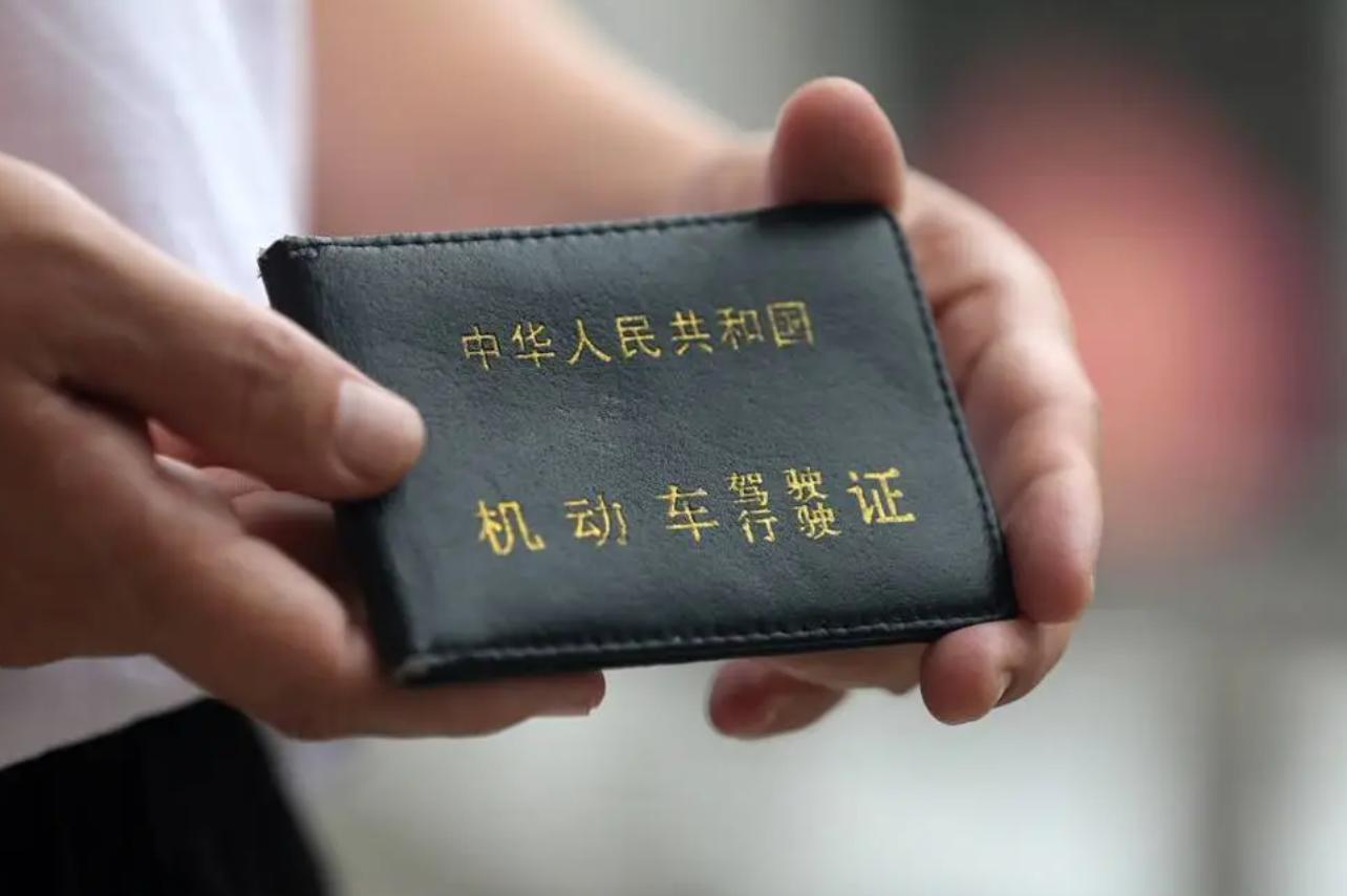 电动车有牌有证没戴头盔怎么处罚,交通法规定骑电动车必须戴头盔